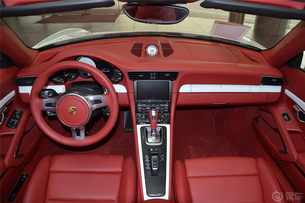 保时捷911Carrera 4S Cabriolet 3.8L前排中央扶手箱空间