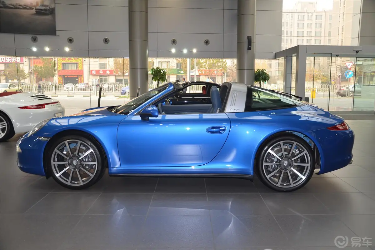 保时捷911Targa 4 3.4L正侧车头向左水平