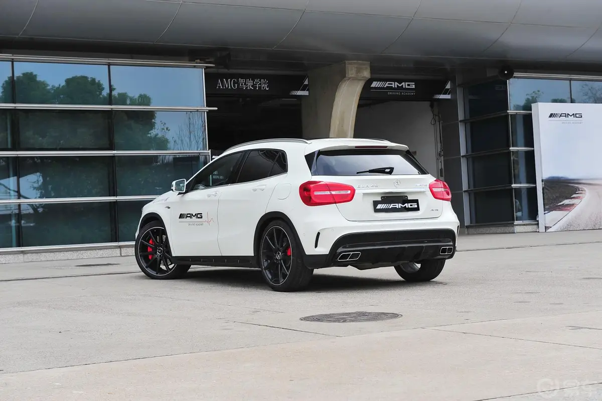 奔驰GLA AMGGLA 45 AMG 4MATIC侧后45度车头向左水平