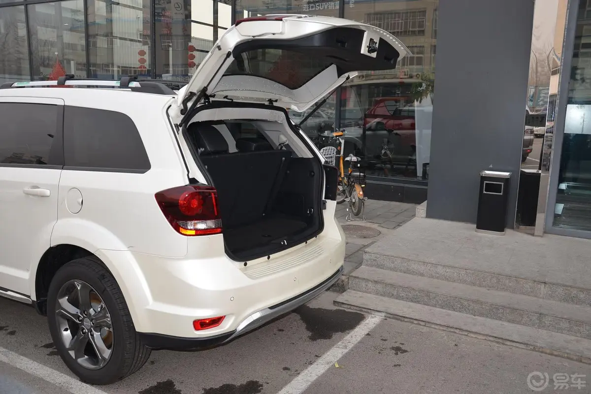 酷威2.4L 自动 两驱 旅行版行李厢开口范围