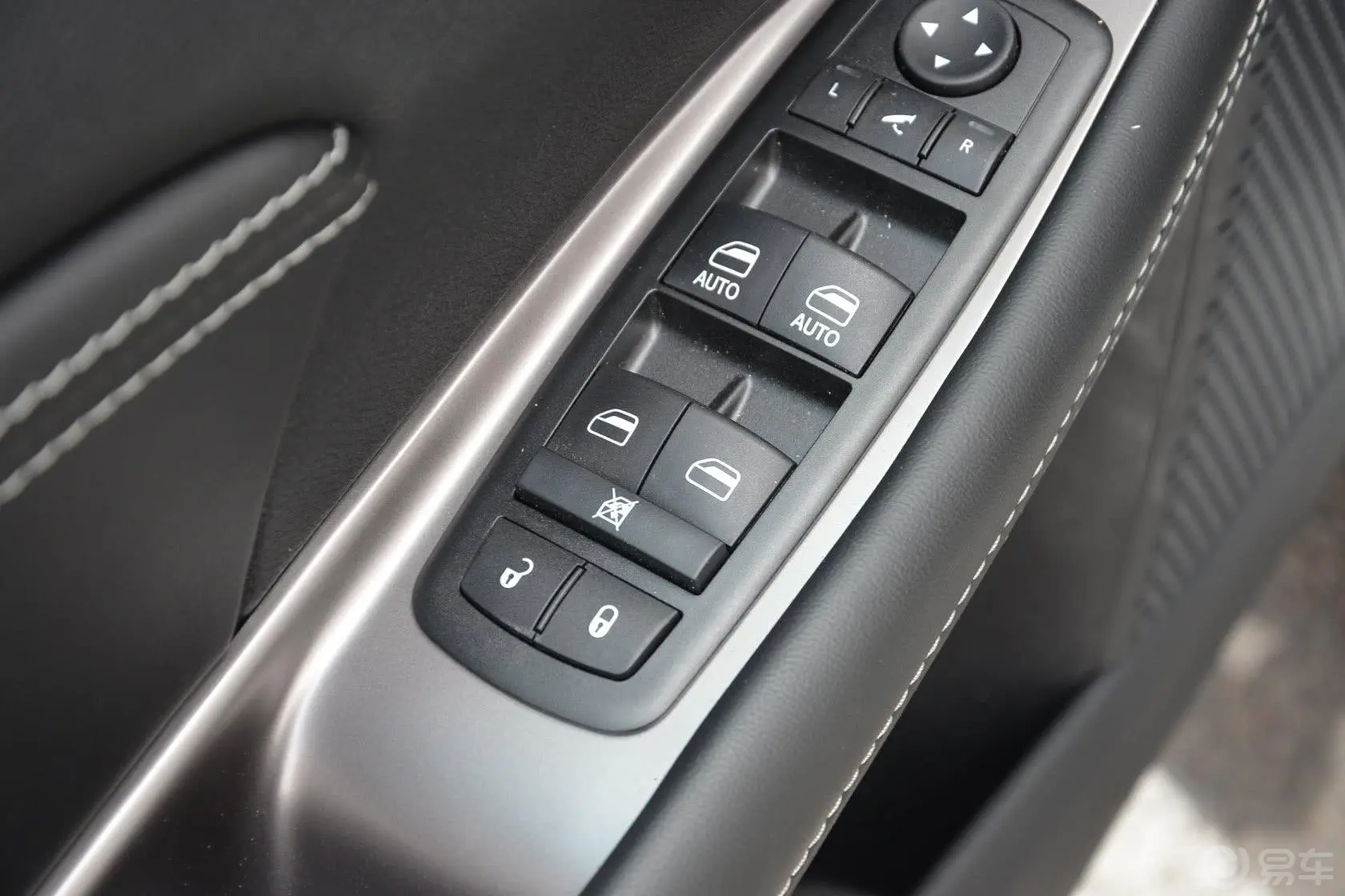 酷威2.4L 自动 两驱 旅行版车窗升降键