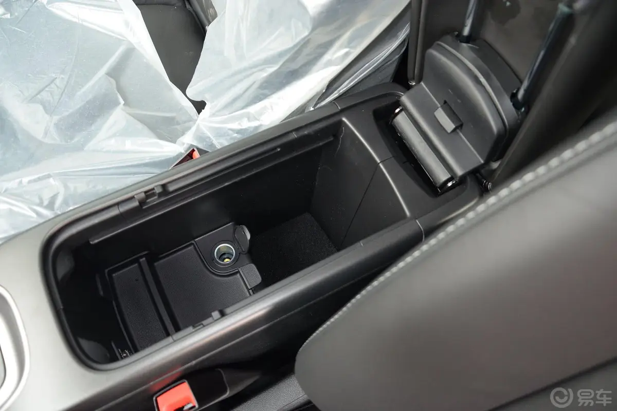 酷威2.4L 自动 两驱 旅行版前排中央扶手箱空间