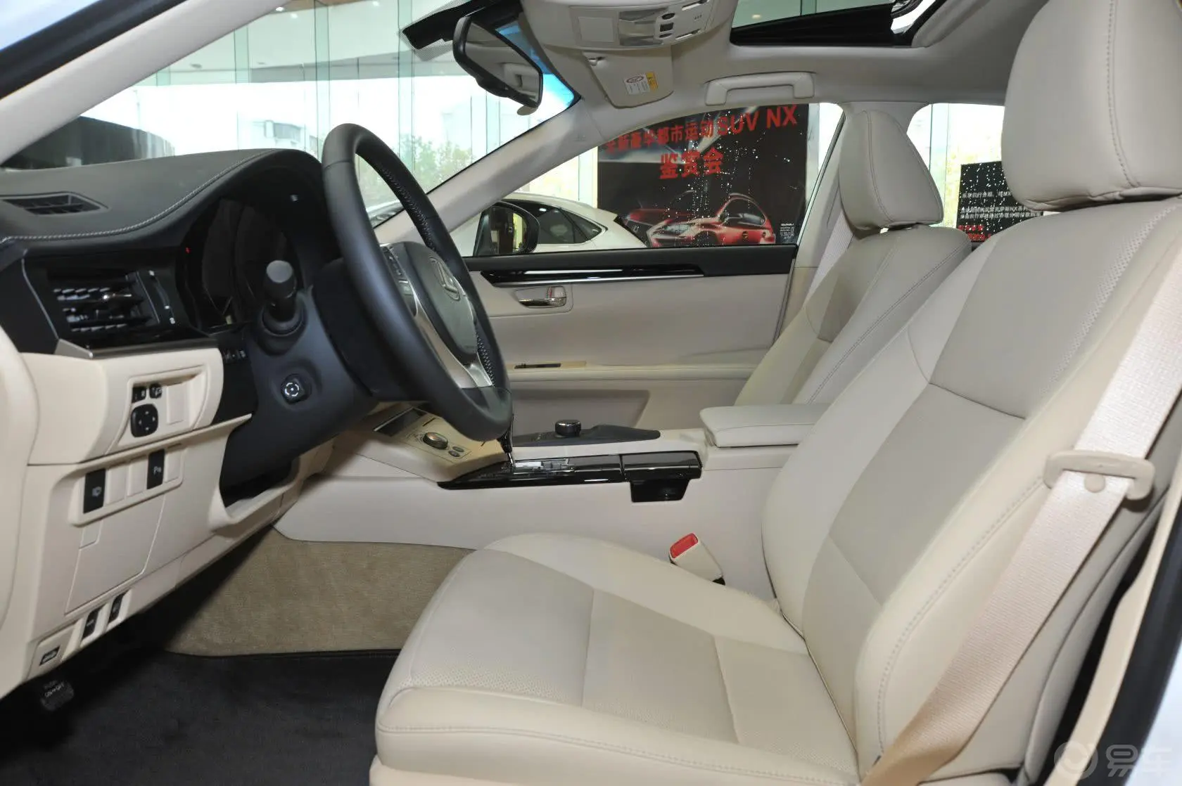 雷克萨斯ES300h 舒适版前排空间