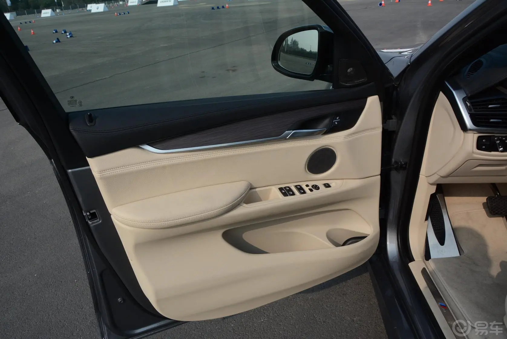 宝马X6xDrive50i M运动型驾驶员侧车门内门板