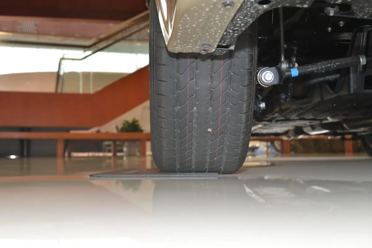 雷克萨斯ES300h 精英版轮胎花纹