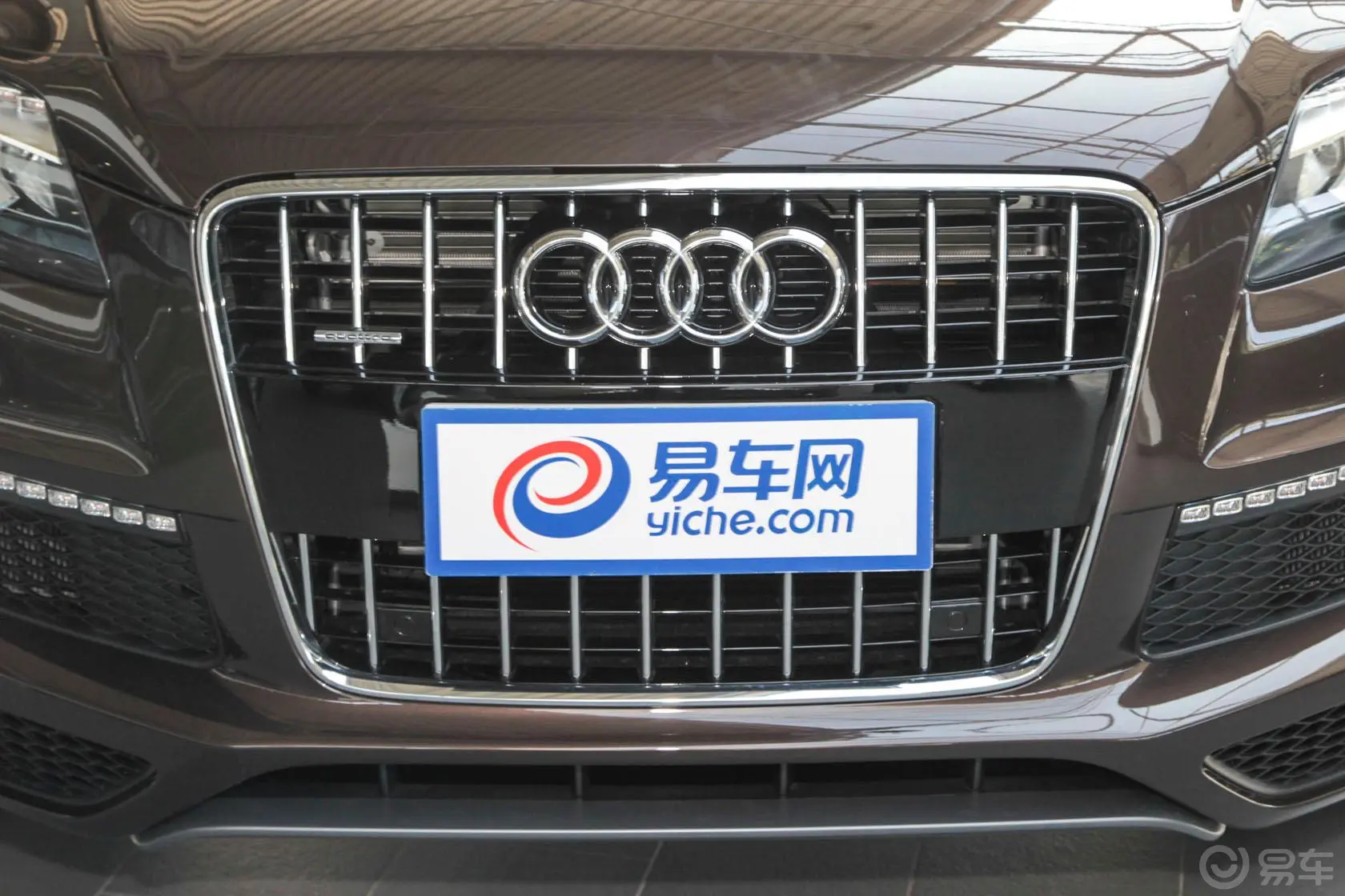 奥迪Q735 TFSI quattro 运动型前格栅侧俯拍