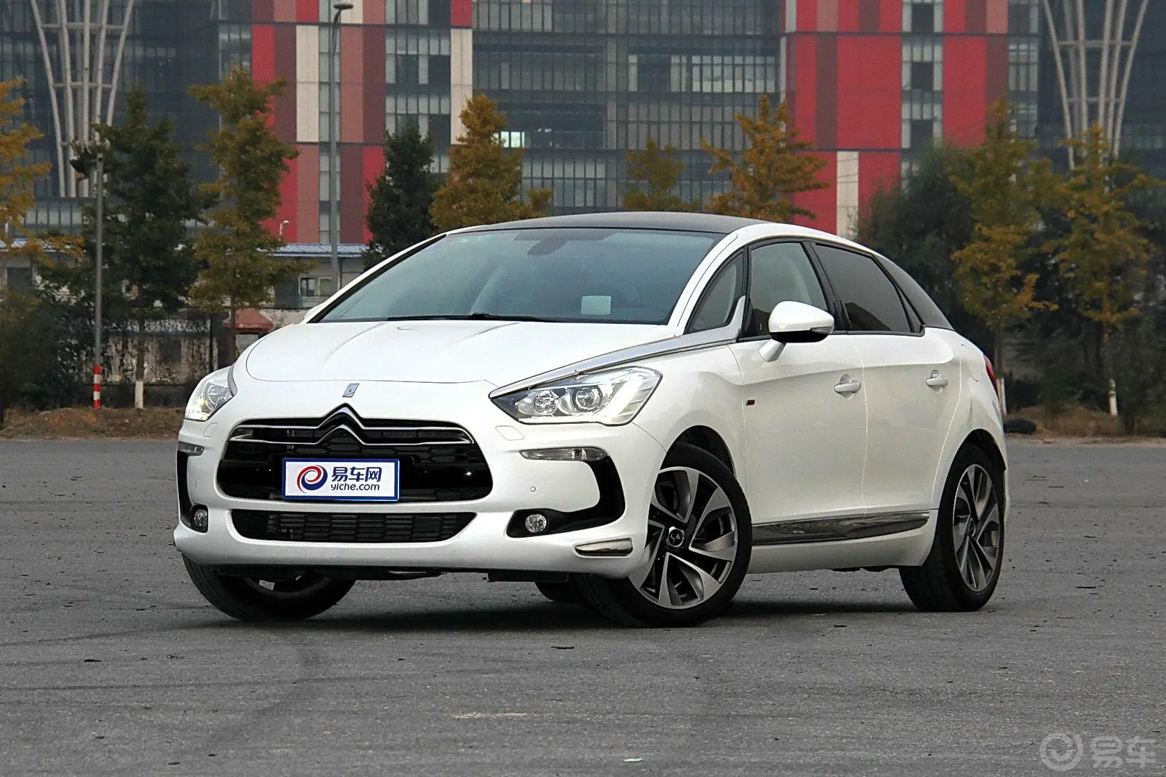 DS 51.6T 手自一体 THP200 尊享版侧前45度车头向左水平