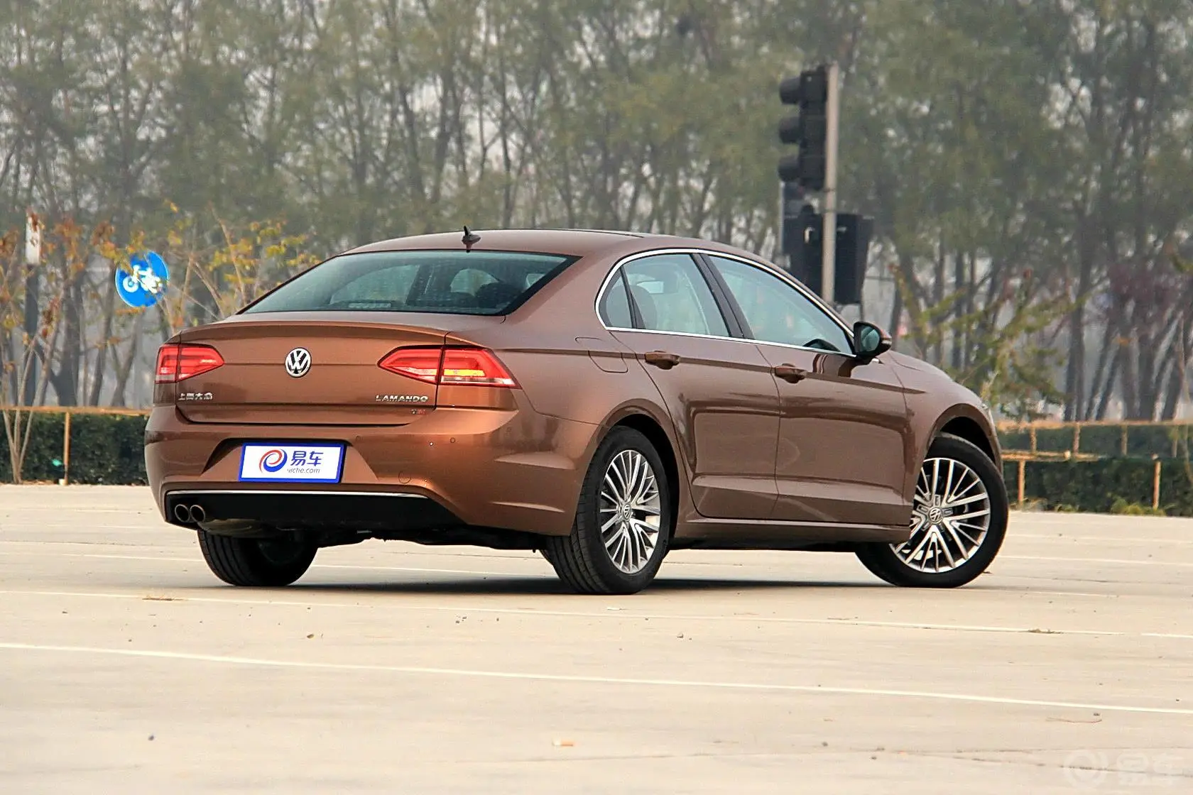 凌渡1.8T DSG 330TSI 豪华版侧后45度车头向右水平