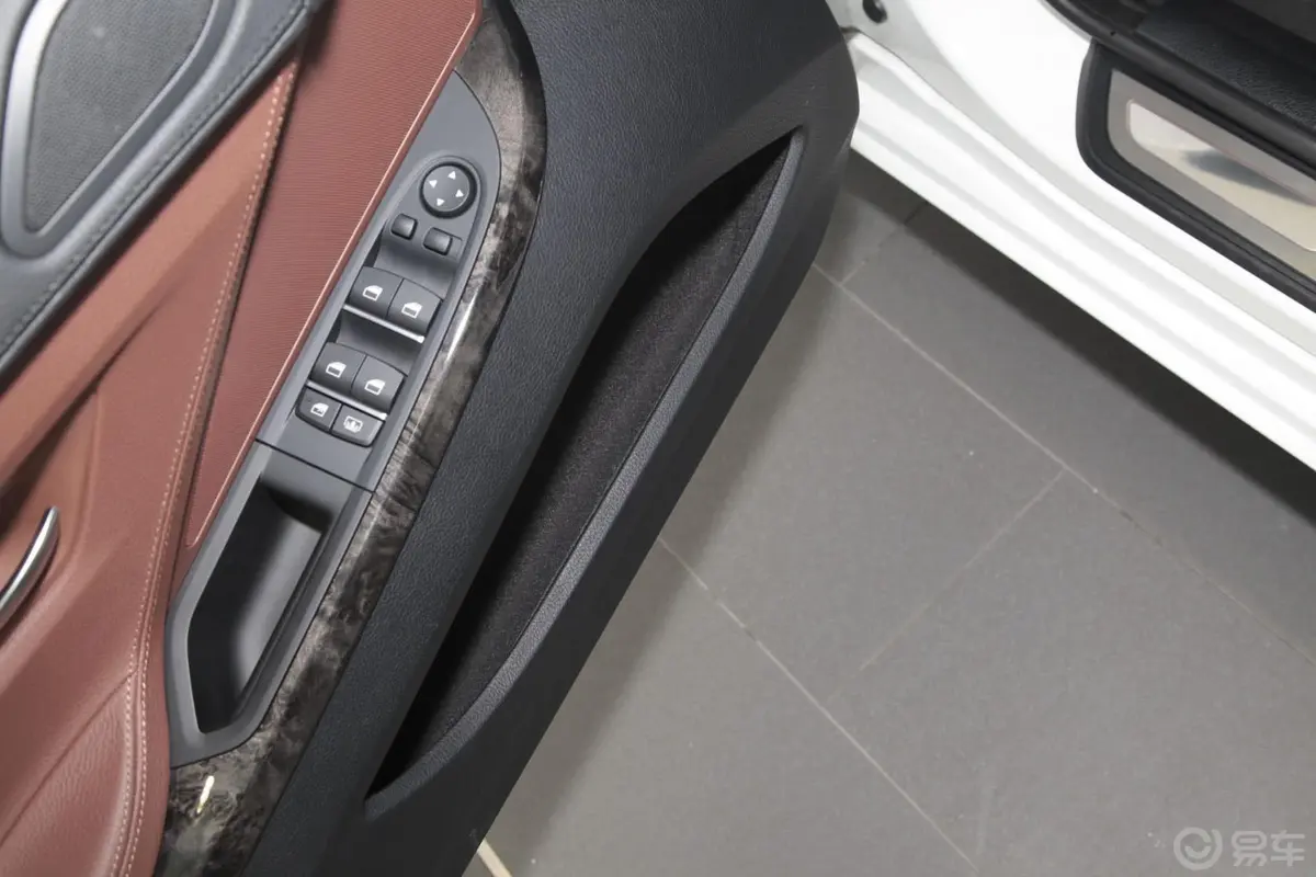 宝马6系640i xDrive Gran Coupe驾驶员门储物盒