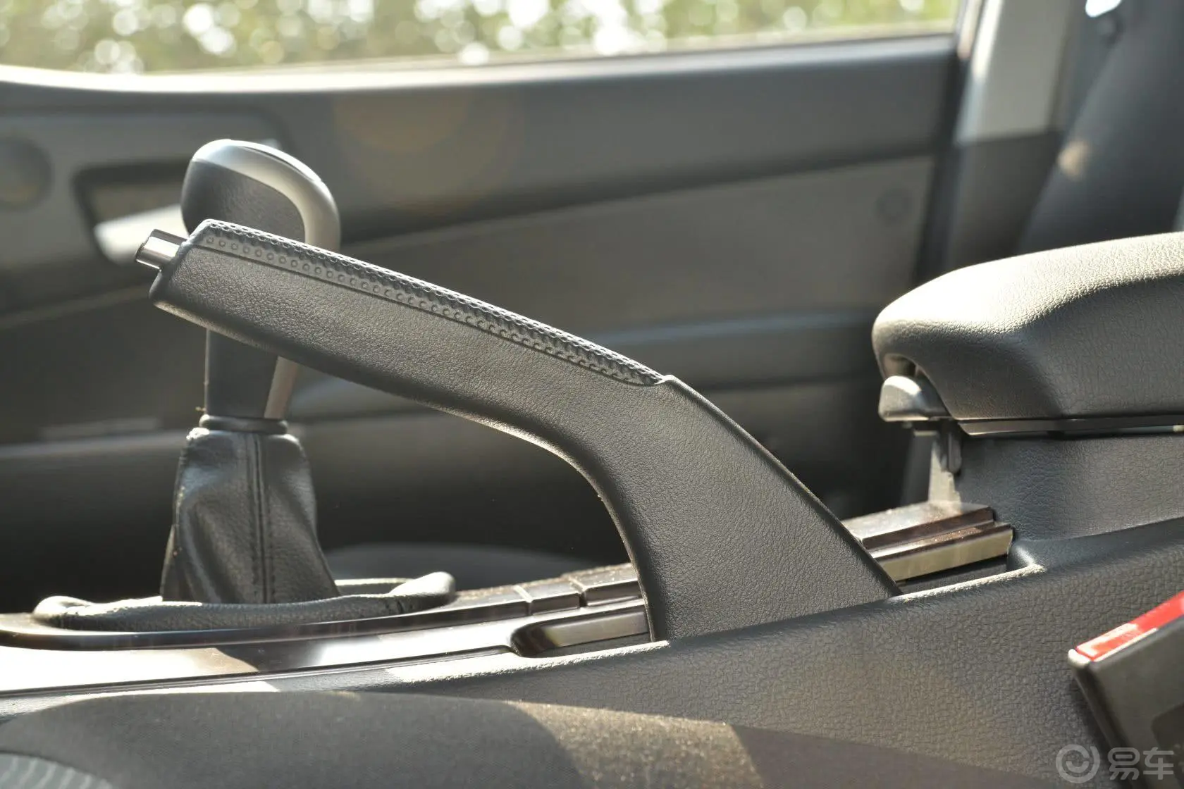 荣威W51.8T 手动 两驱 驰域特装版驻车制动（手刹，电子，脚刹）