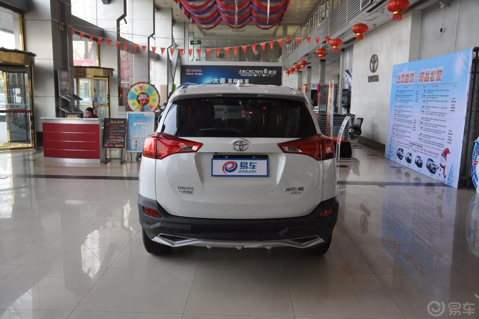 RAV4荣放2.0L CVT 新锐版侧后45度车头向右水平