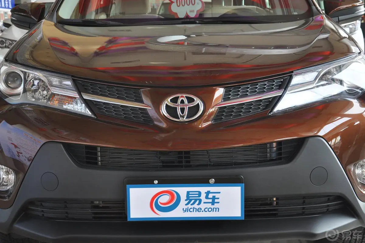 RAV4荣放2.0L CVT 都市版前格栅侧俯拍