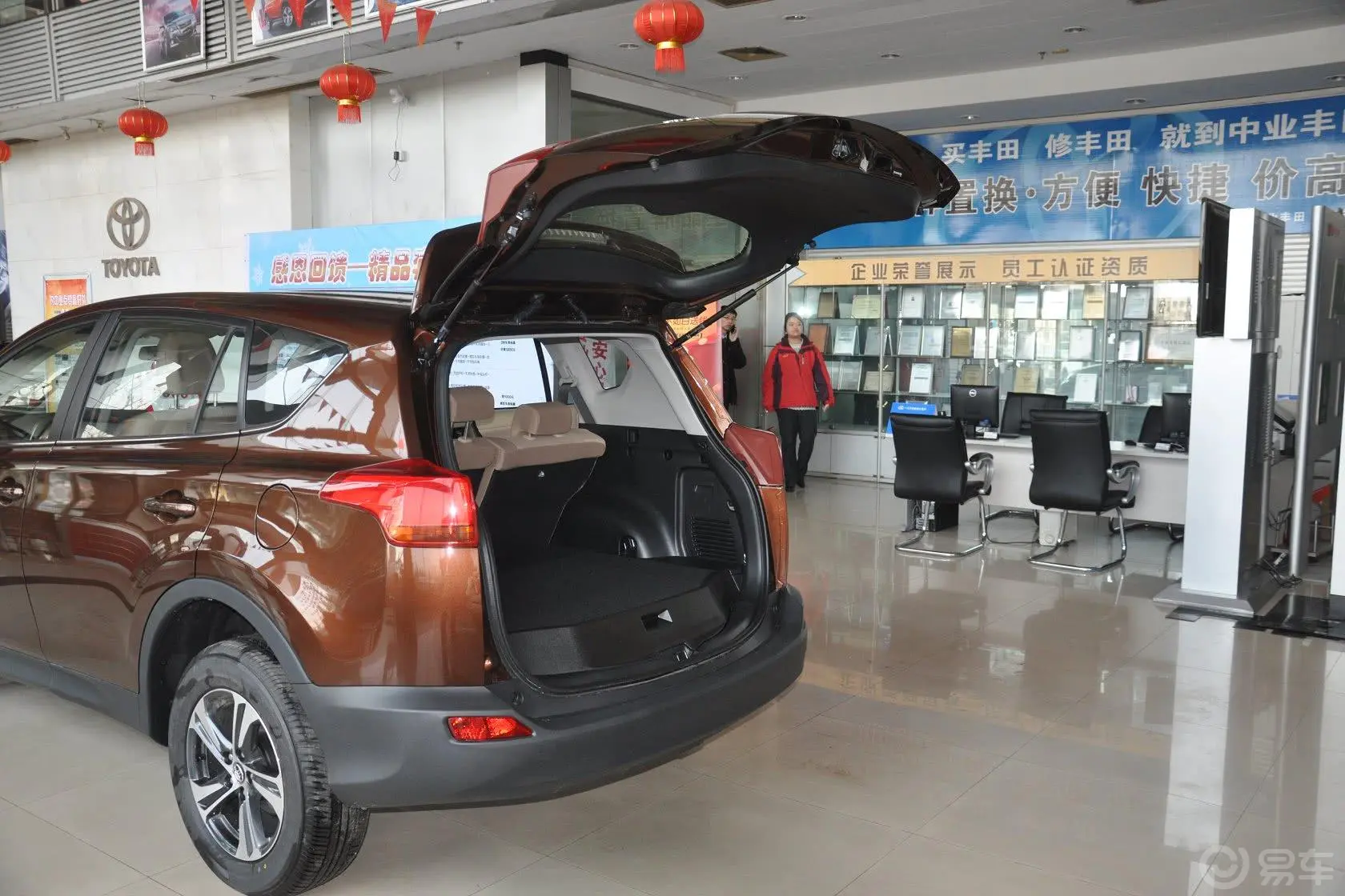 RAV4荣放2.0L CVT 都市版行李厢开口范围