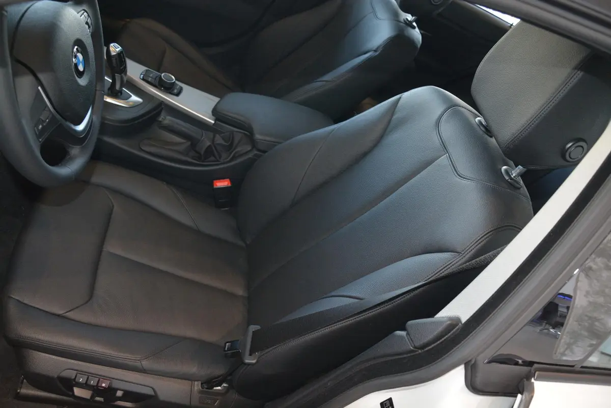宝马4系四门轿跑车 420i 时尚型驾驶员座椅