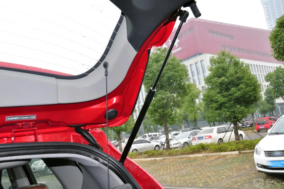 海马S51.5T CVT 豪华型运动版行李厢支撑杆