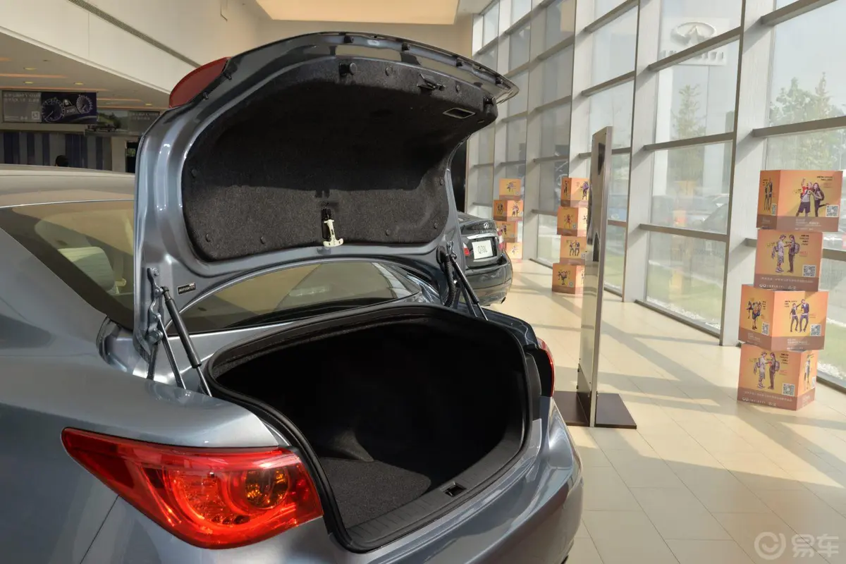英菲尼迪Q502.0T 豪华版行李厢开口范围