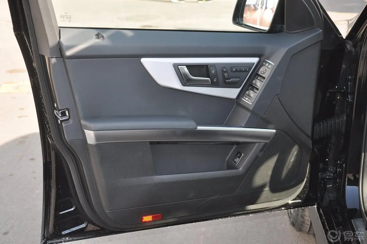 奔驰GLK级GLK 260  2.0T 自动 时尚型 极致版驾驶员侧车门内门板
