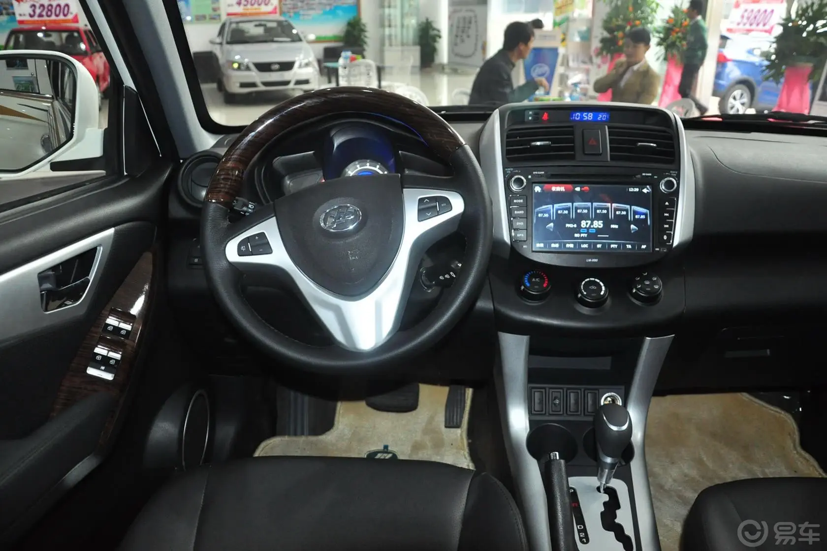 力帆X601.8L CVT 豪华型 国四驾驶位区域