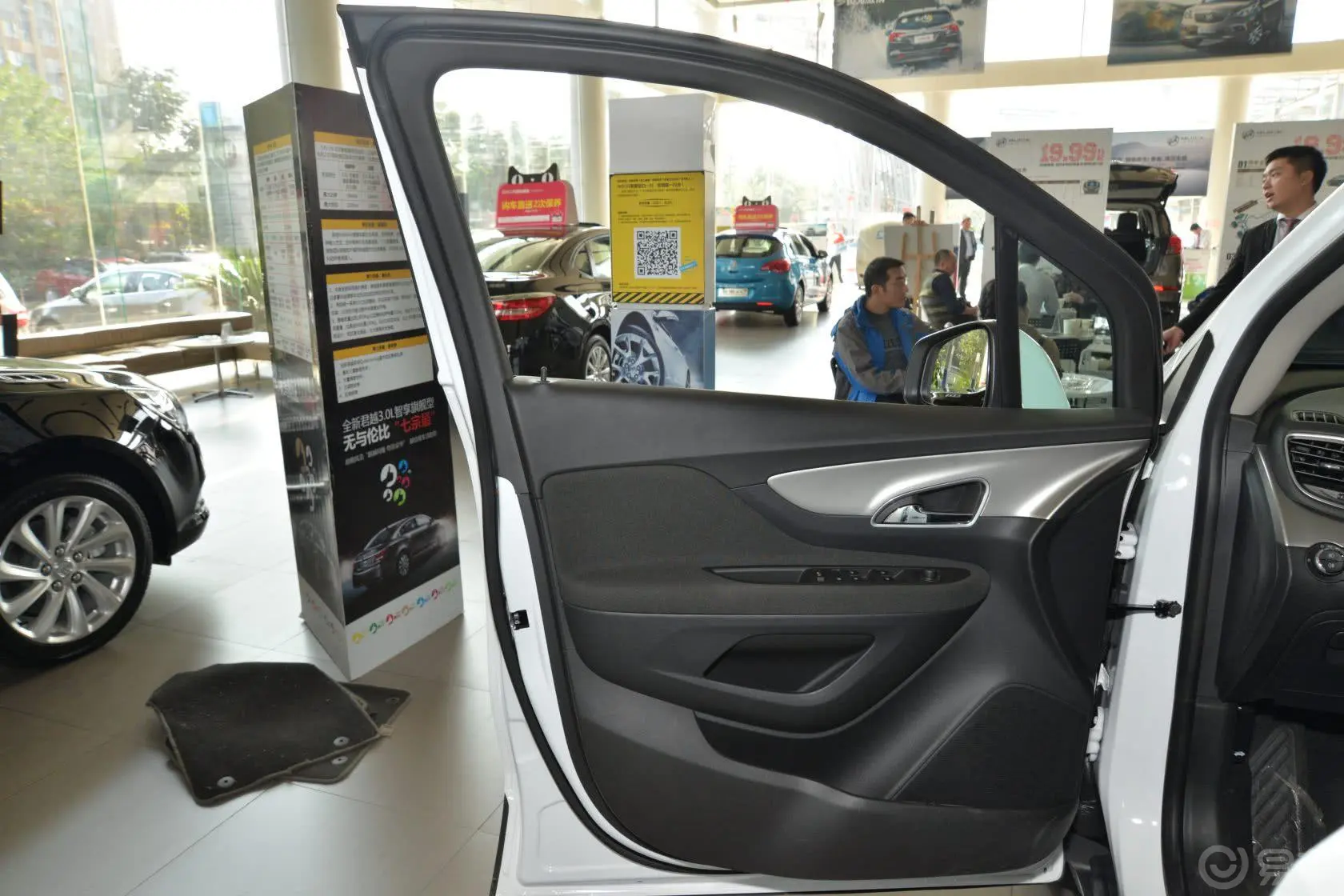 昂科拉1.4T 自动 两驱 母亲节特供版驾驶员侧车门内门板