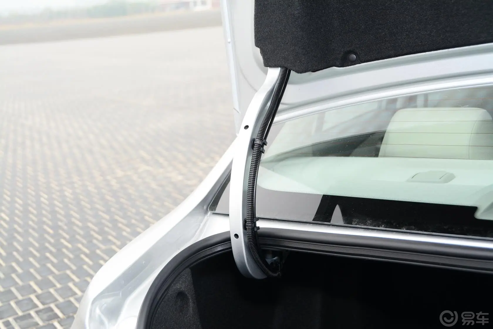 赛欧3赛欧3 1.3L 手动 理想天窗版行李厢支撑杆