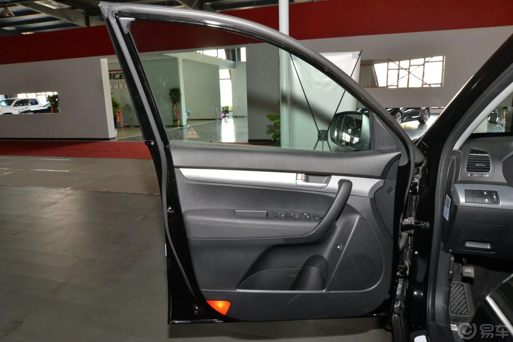 索兰托2.2L 柴油 至尊版 七座驾驶员侧车门内门板