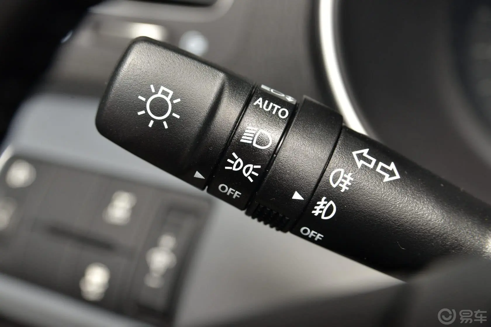 索兰托2.4L 汽油 舒适版 五座大灯远近光调节柄