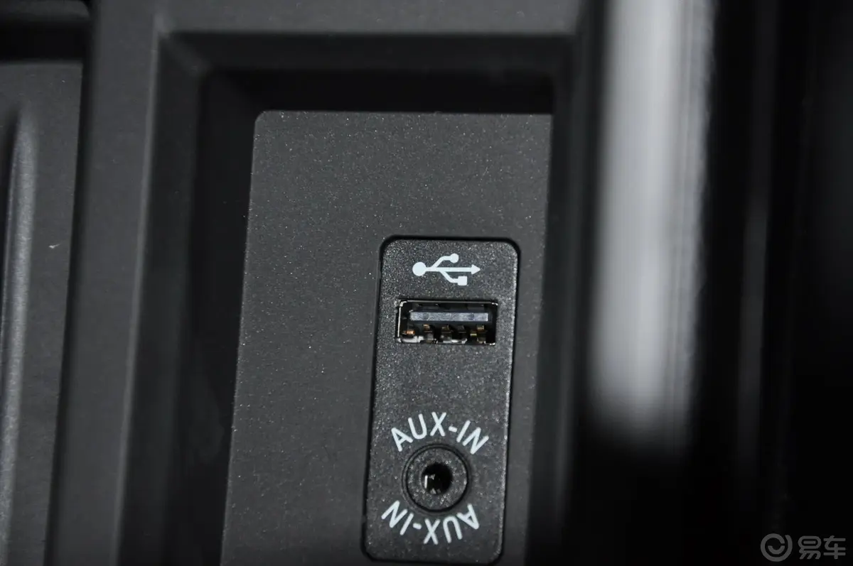 宝马2系220i 领先型USB接口