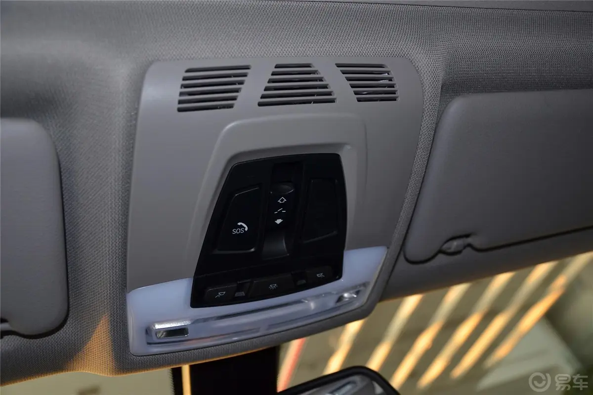 宝马3系328i xDrive 运动设计套装前排车顶中央控制区