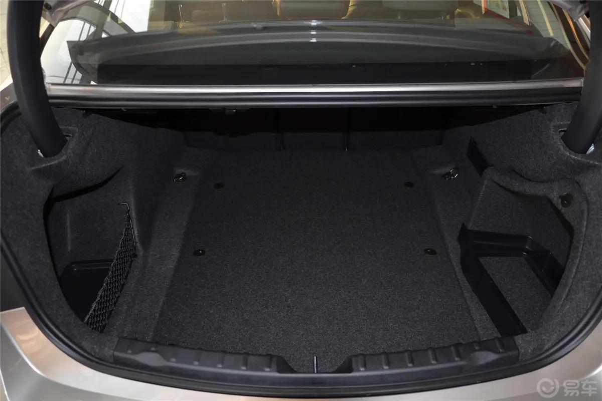 宝马3系328i xDrive 运动设计套装行李箱空间