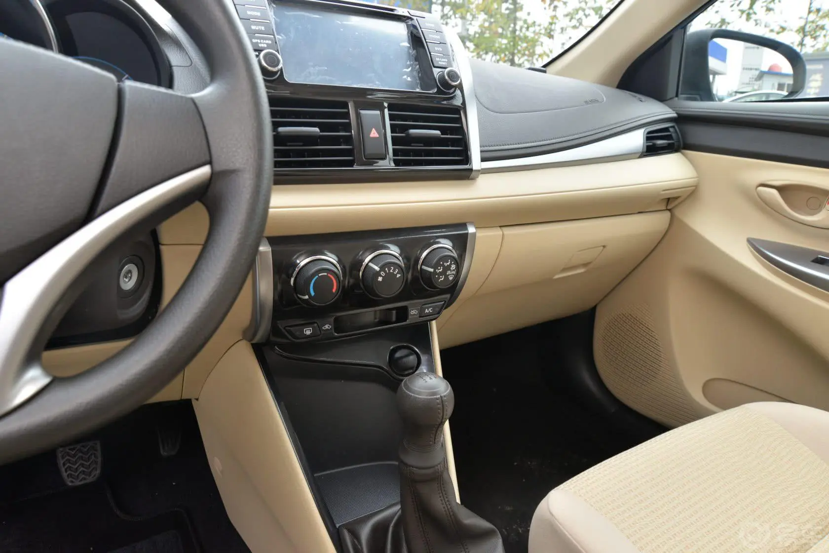 威驰1.5L 手动 智享版中控台驾驶员方向