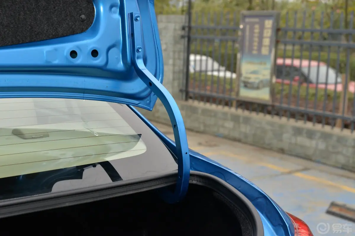 威驰1.5L 手动 智享版行李厢支撑杆