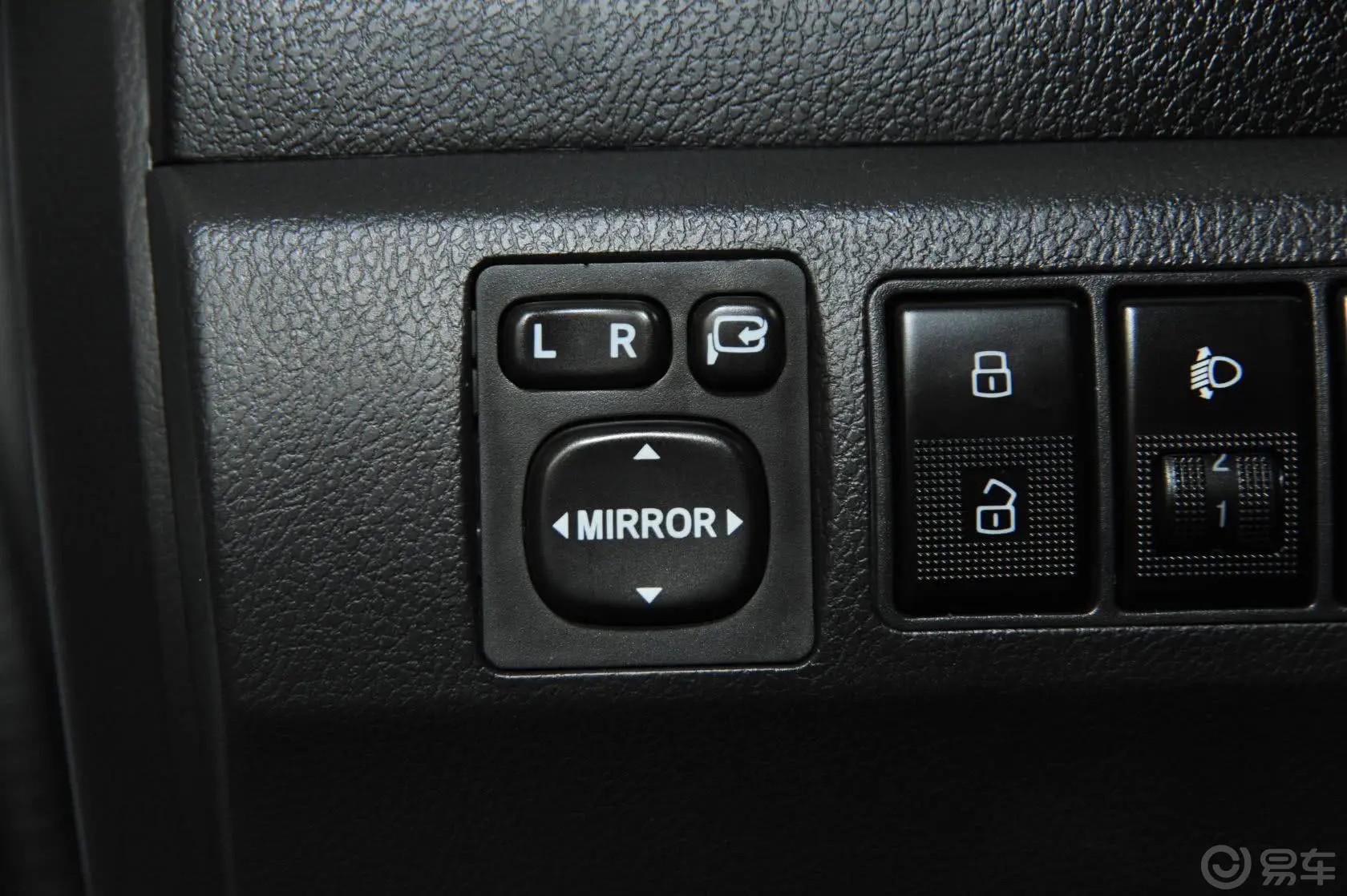 哈弗H6升级版 2.0T 手动 两驱 精英型 柴油外后视镜控制键