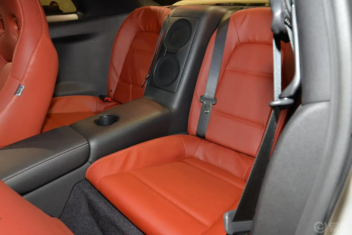 GT-RPremium 棕红内饰后排座椅