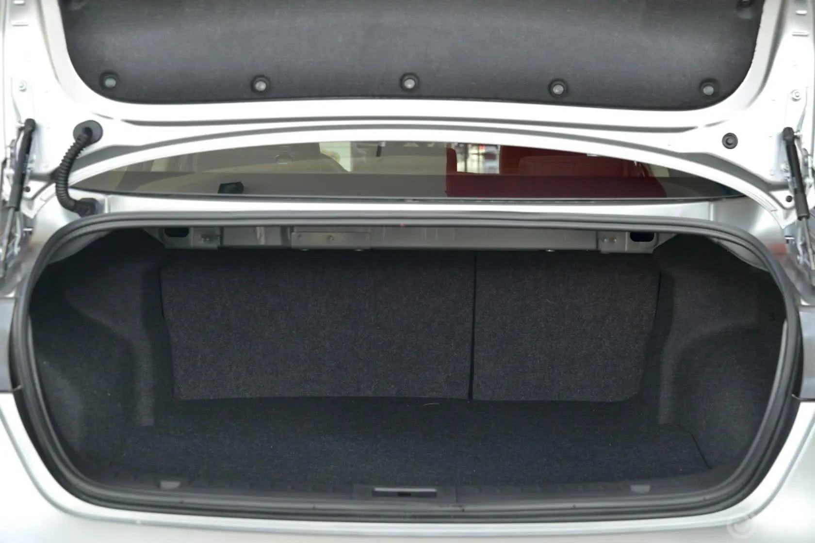 奔腾B702.0L 手自一体 舒适型行李箱空间