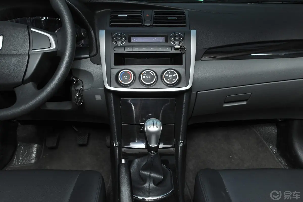 众泰Z3001.5L 驾值版 手动 精英型中控台整体
