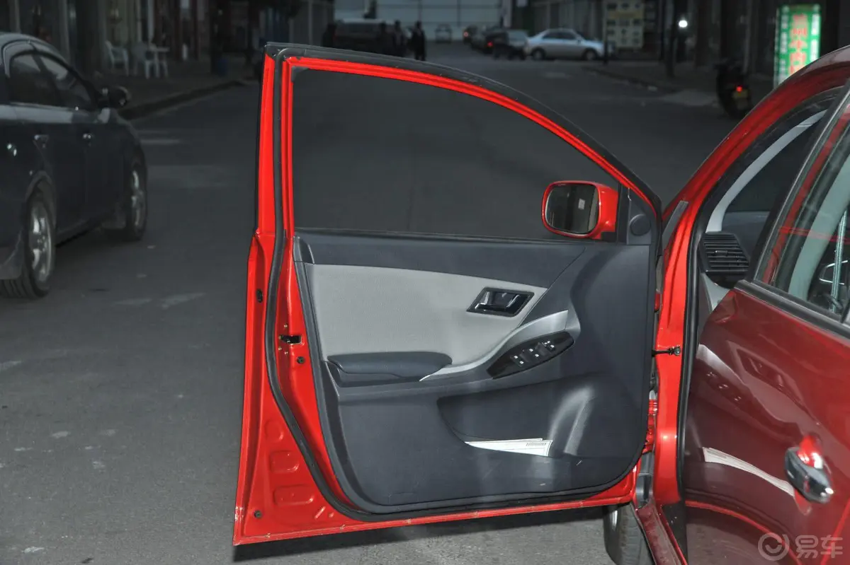 众泰Z3001.5L 驾值版 手动 精英型驾驶员侧车门内门板