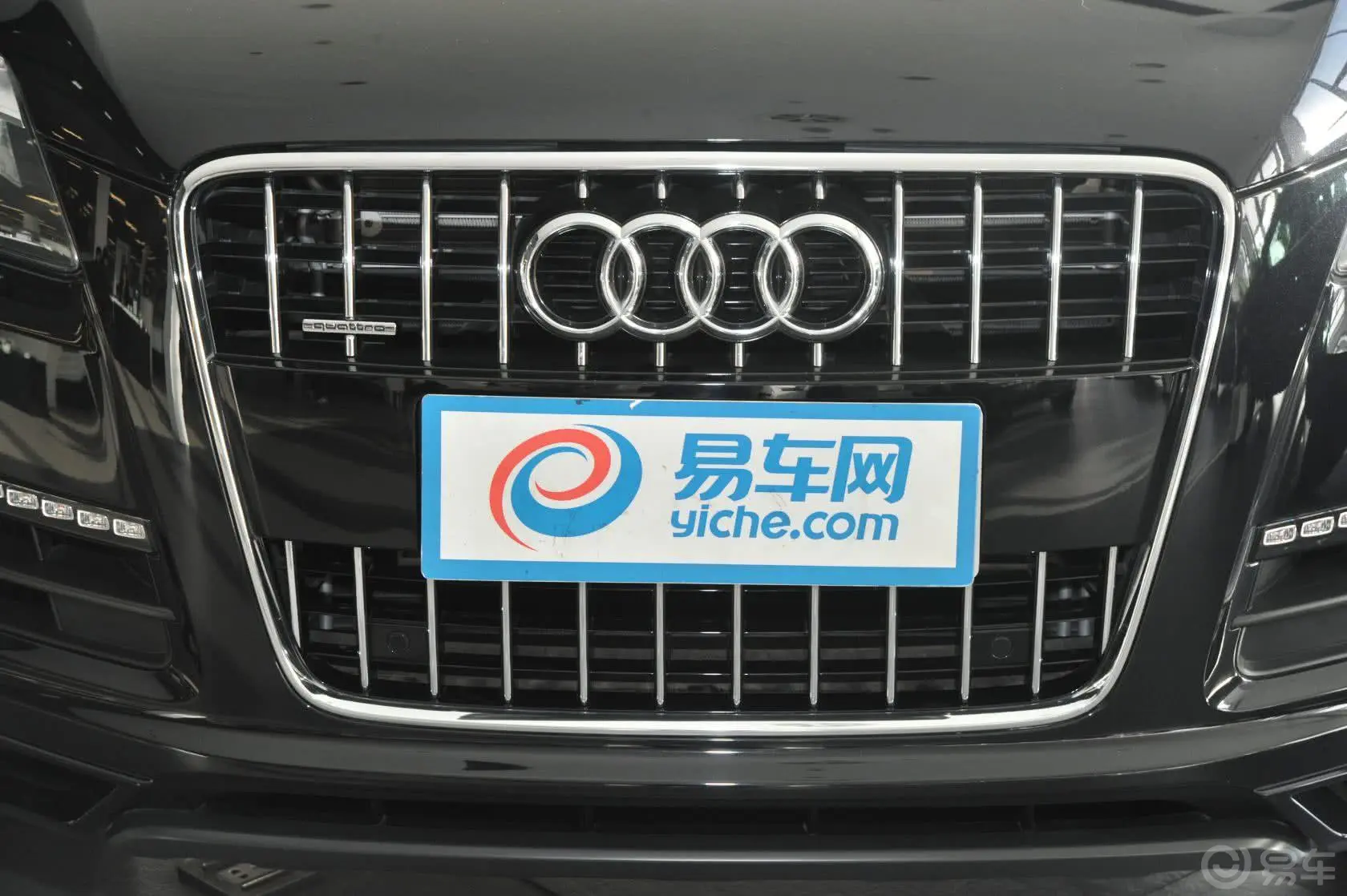 奥迪Q740 TFSI 技术型前格栅侧俯拍