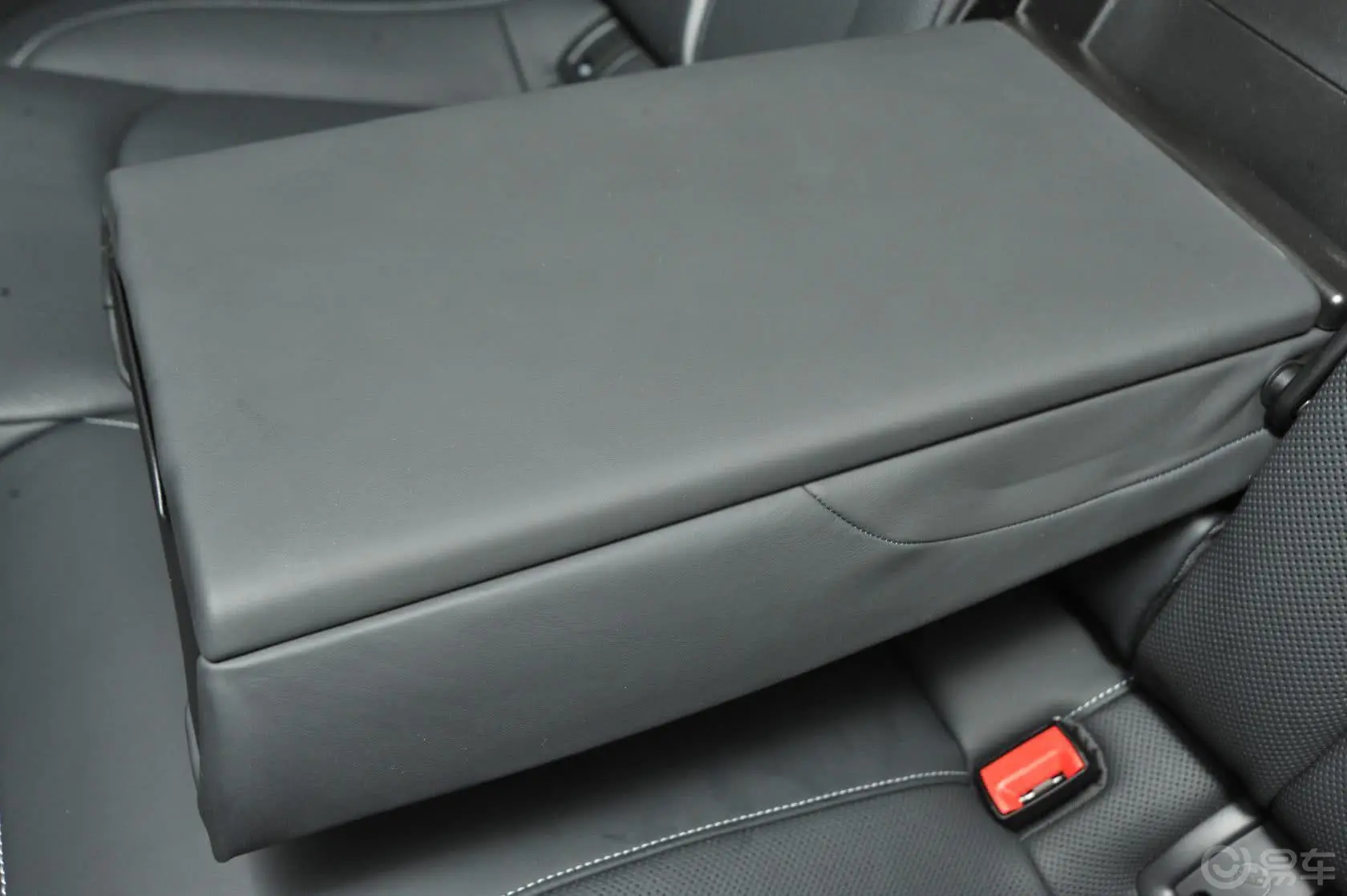 奥迪A750 TFSI quattro 舒适型后排扶手