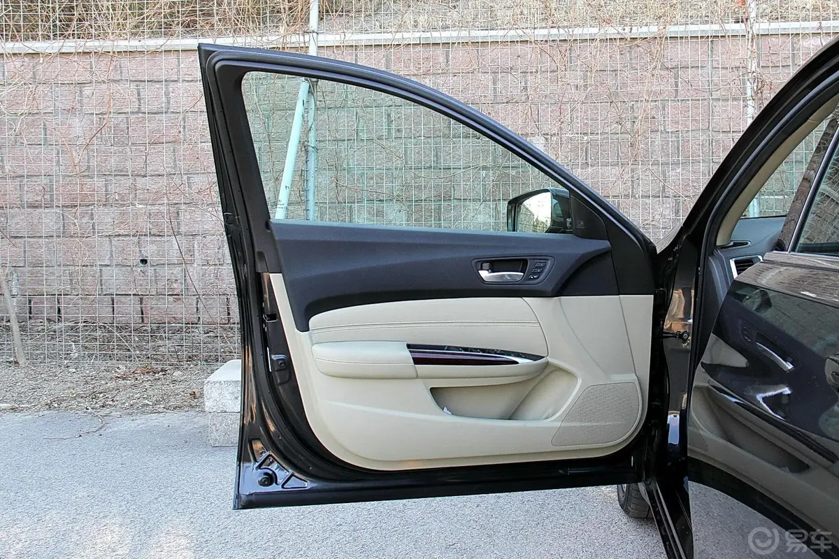 讴歌TLX2.4L  豪华版驾驶员侧车门内门板