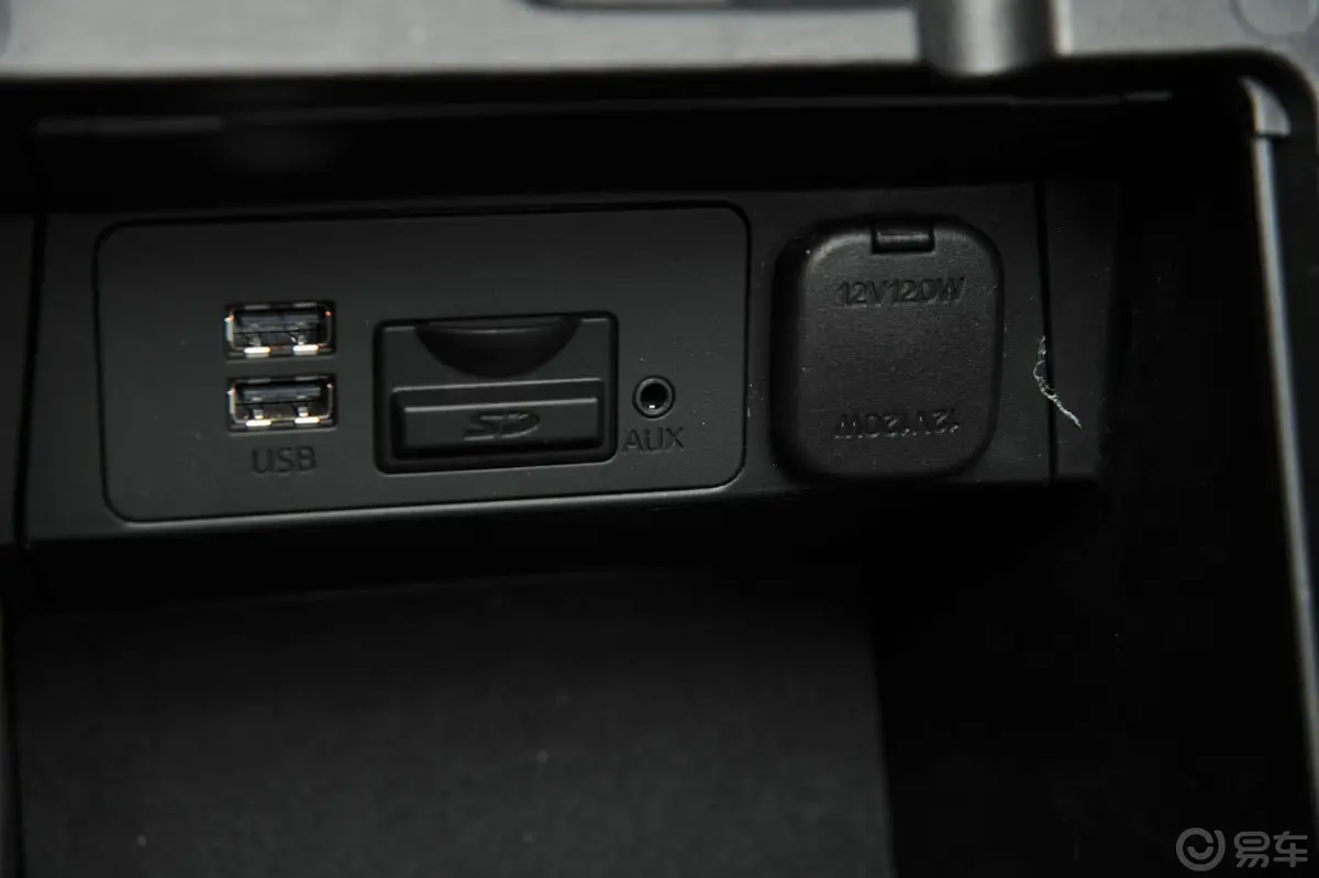 马自达3 昂克赛拉两厢 1.5L 自动 尊贵型USB接口