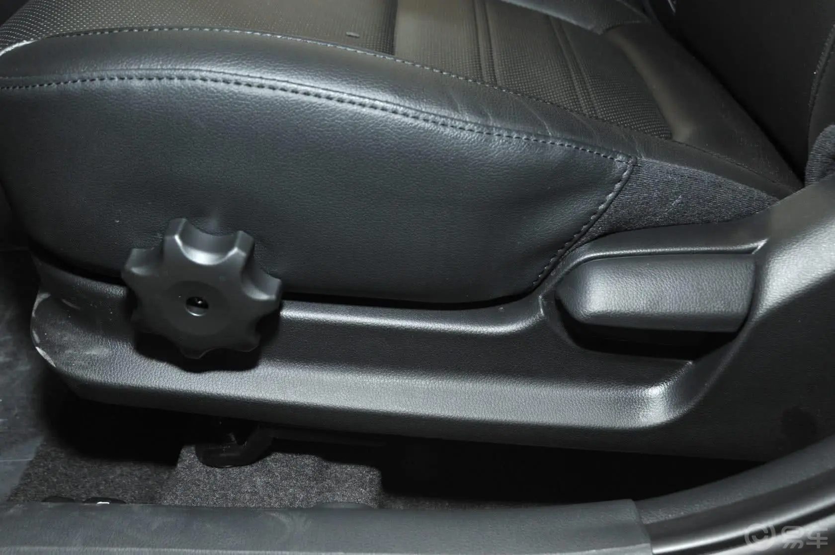 起亚K2三厢 1.6L 自动 Premium座椅调节键