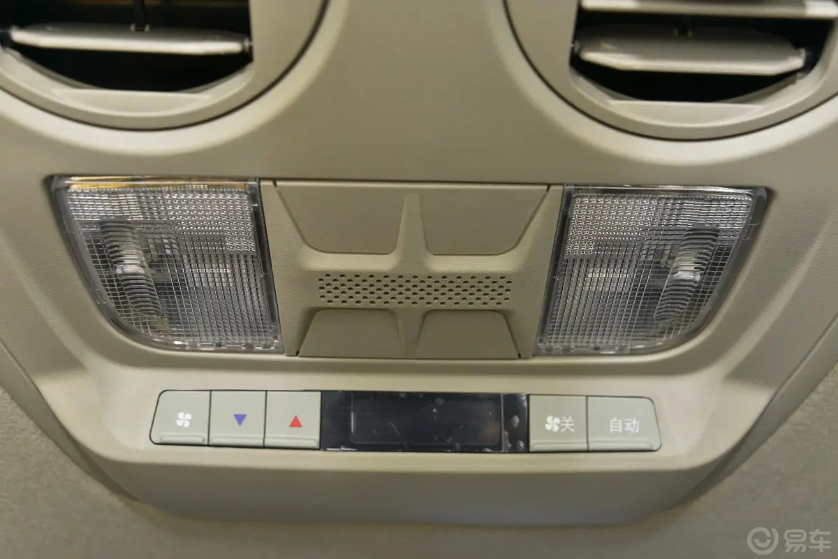 比亚迪M62.4L 手动 豪华版前排车顶中央控制区