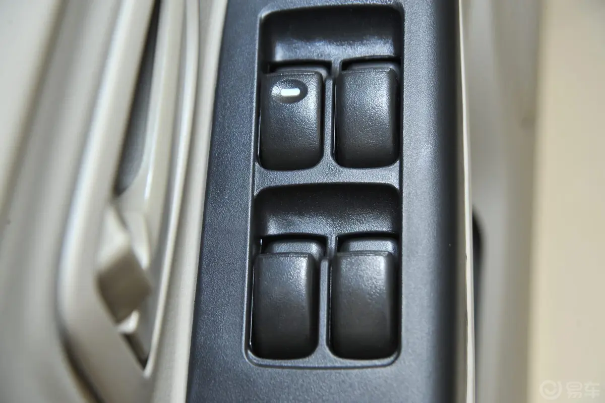 V3菱悦1.5L 手动 风采版车窗升降键