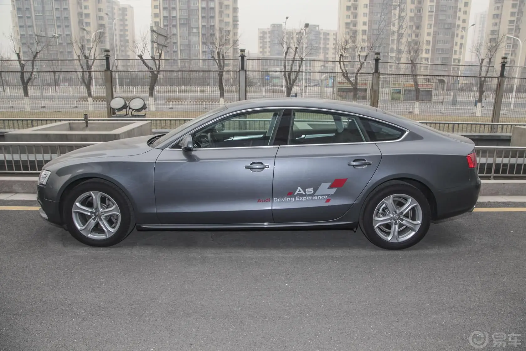 奥迪A5Sportback 40 TFSI风尚版正侧车头向左水平