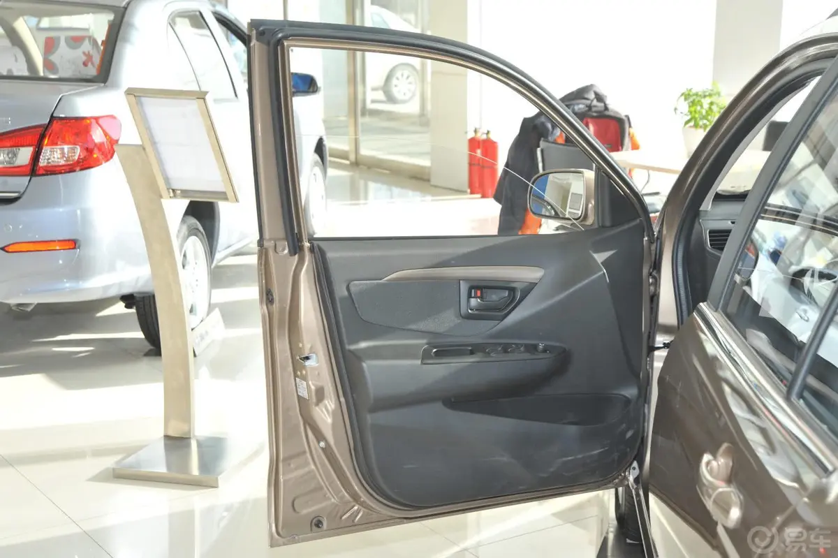 夏利N71.3L 手动 运动尊贵型驾驶员侧车门内门板