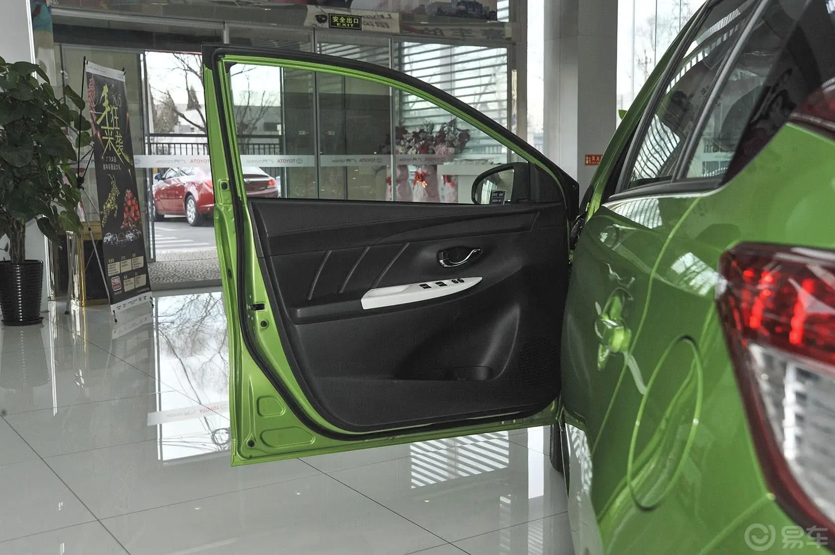 YARiS L 致炫1.5L自动 炫动天窗特别版驾驶员侧车门内门板