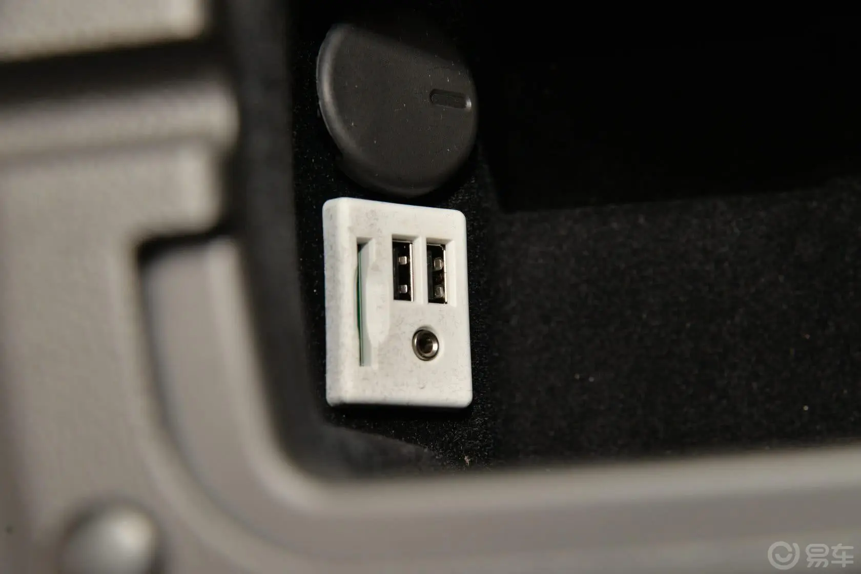凯迪拉克SRX3.0L 手自一体 领先型USB接口