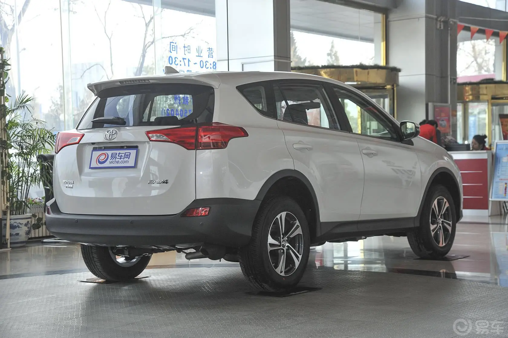 RAV4荣放2.0L CVT 两驱 风尚版侧后45度车头向右水平