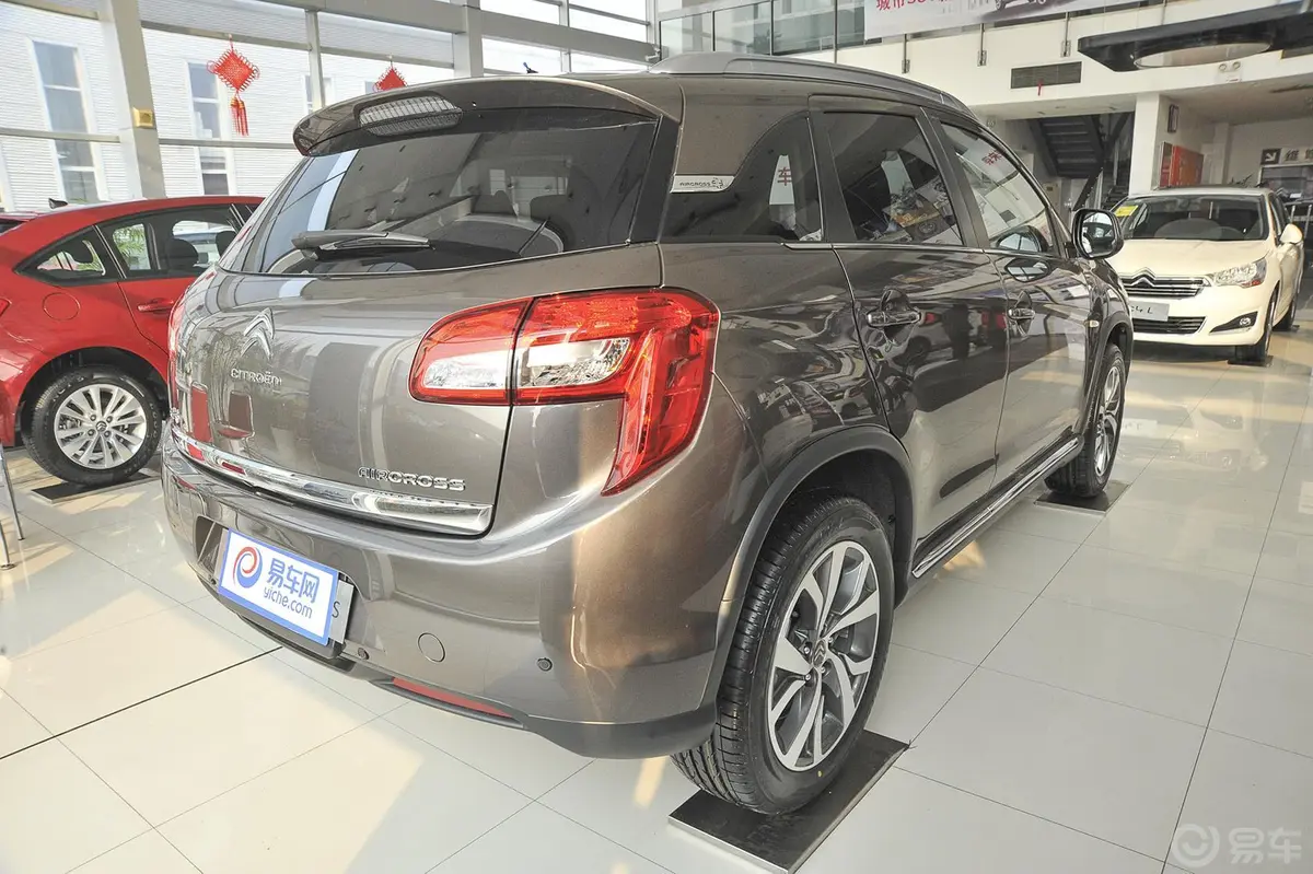 雪铁龙C4 AIRCROSS(进口)2.0L 自动 两驱 舒适版侧后45度车头向右水平