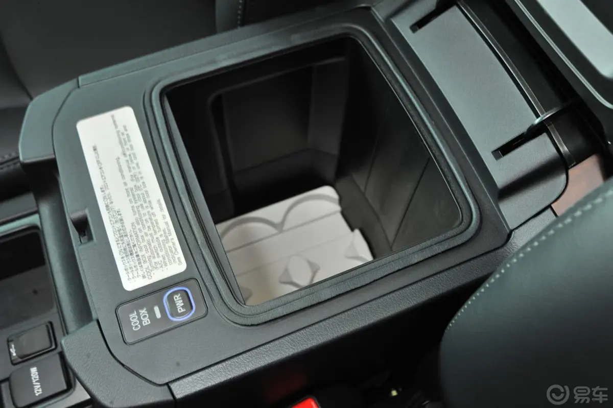 普拉多4.0L V6 TX-L NAVI前排中央扶手箱空间
